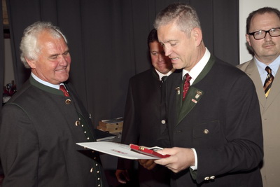WKS-Direktor Dr. Johann Bachleitner üvberreichte KommRat Rothböck die Silberne Ehrenmedaille der WKS, re. GF Mag. Karl Scheliessnig